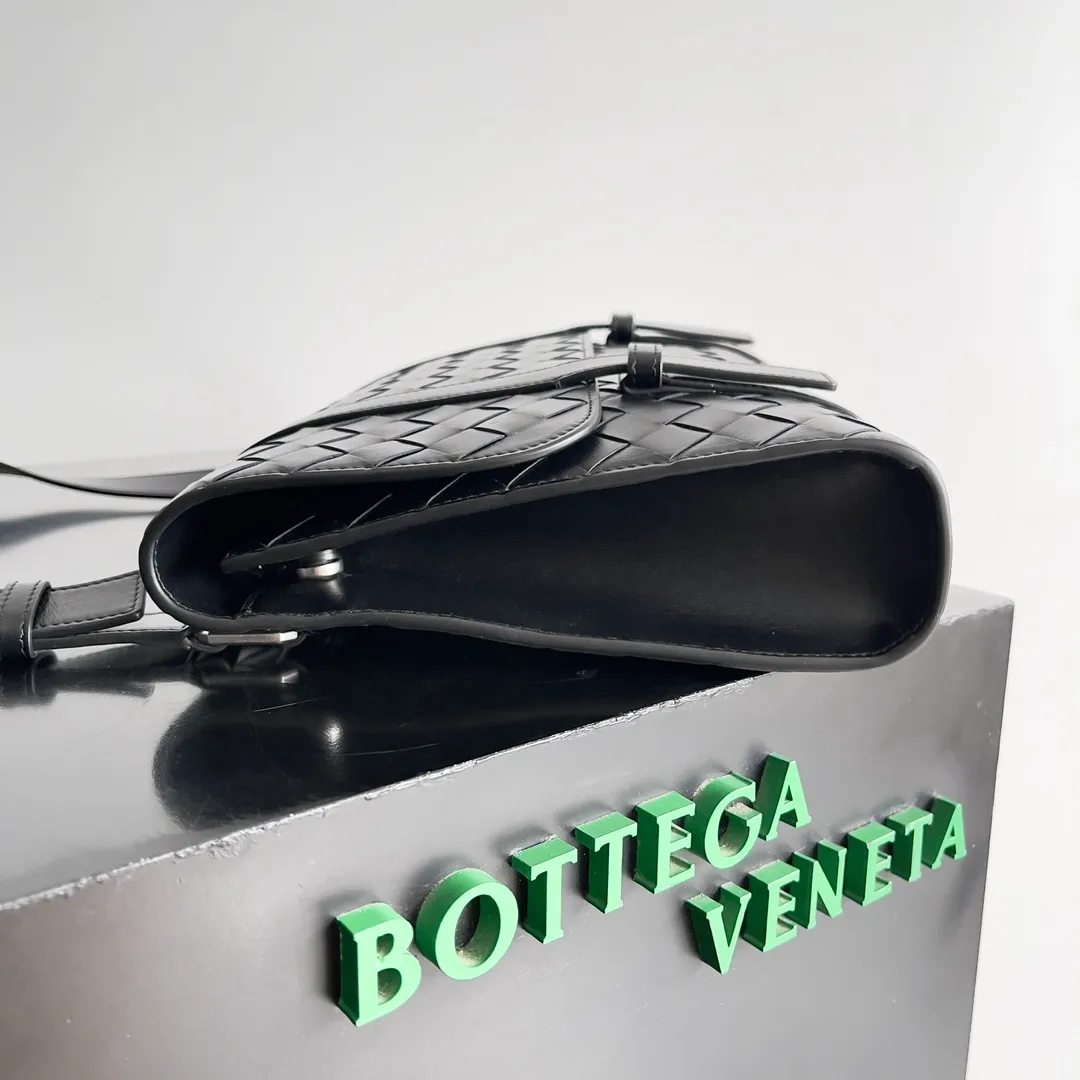 Batch 1960 BOTTEGA VENETA 2025 new product PICCOLO PORTFOLIO men's briefcase is officially shipped. BV's briefcases have always continued the simple and elegant design, and this time is no exception. The difference is that the overall shape of this briefcase is free and youthful, which reduces a lot of seriousness and creates a relaxed atmosphere. The small size can also be worn cross-body, which is very convenient for elites who do not need to carry many items when going out. The open-top design is more simple. It comes with two open small compartments and a large zippered compartment. It can be stored in an orderly manner anytime and anywhere, and the items carried in the bag can be clearly seen at a glance. Style number: 815785 Size: 30*21*6.5cm